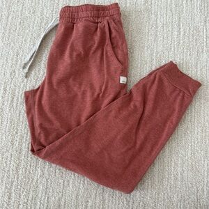 Vuori Performance Jogger in Marsala Heather
